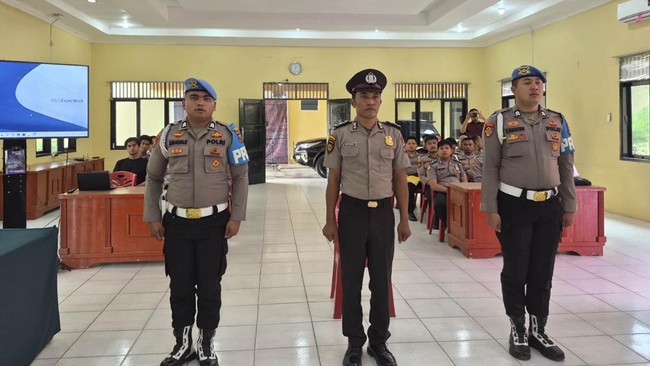 Briptu AT dipecat dari Polres Toba karena terlibat narkoba. Kapolres menegaskan tidak ada toleransi bagi anggota yang terlibat penyalahgunaan narkoba.