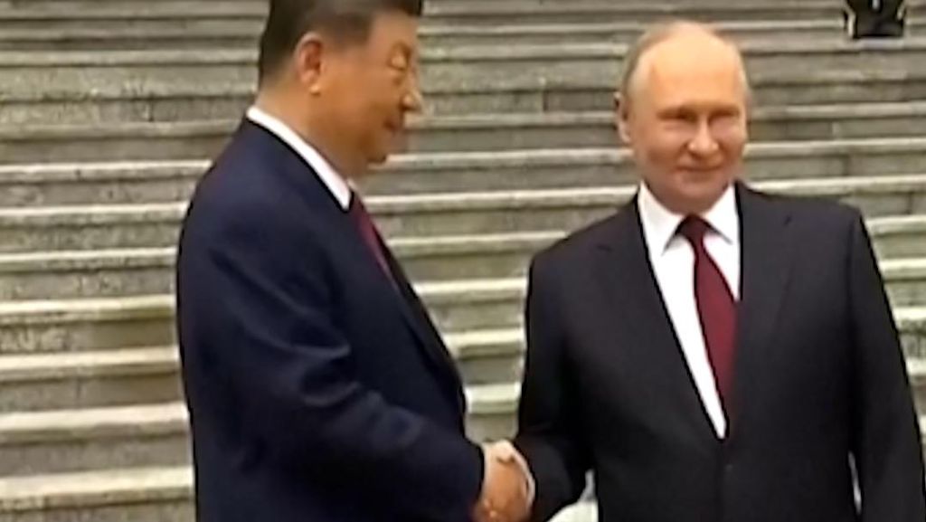Putin Disambut Jabat Tangan Erat Xi Jinping saat Jumpa di Beijing