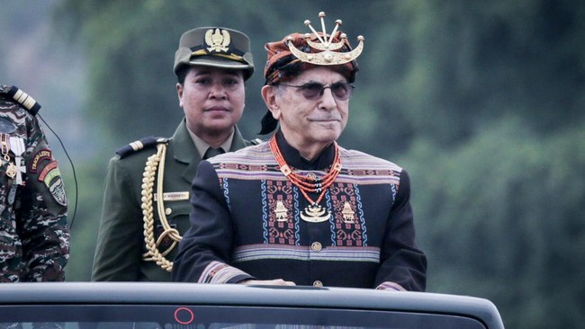 Presiden Jose Ramos-Horta meninjau pasukan saat parade militer HUT Kemerdekaan Timor Leste.