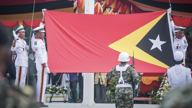 Suasana upacara pengibaran bendera Timor Leste dalam rangka merayakan Hari Ulang Tahun Kemerdekaan yang ke-24