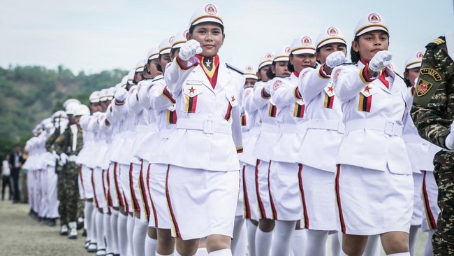 Pengibar bendera nasional Timor Leste berpartisipasi dalam parade militer yang menandai peringatan kemerdekaan ke-24 di Tasitolu, Dili, Rabu (20/5).