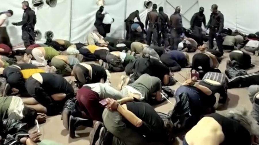 Video nan dibagikan secara daring menunjukkan para aktivis Global Sumud Flotilla mengalami kekerasan fisik, perlakuan buruk, dan diborgol sembari dipaksa berlutut. (Tangkapan Layar Video Reuters/)