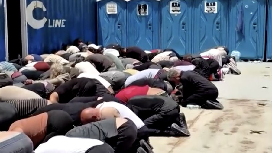 Video nan dibagikan secara daring menunjukkan para aktivis Global Sumud Flotilla mengalami kekerasan fisik, perlakuan buruk, dan diborgol sembari dipaksa berlutut.