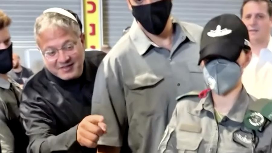 Video nan dibagikan secara daring menunjukkan para aktivis Global Sumud Flotilla mengalami kekerasan fisik, perlakuan buruk, dan diborgol sembari dipaksa berlutut.