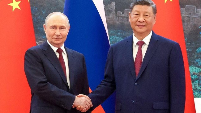 Presiden Rusia Vladimir Putin mendapat sambutan hangat dan jabat tangan erat oleh Presiden China, Xi Jinping di Balai Besar Rakyat China, Beijing, Rabu (20/5).