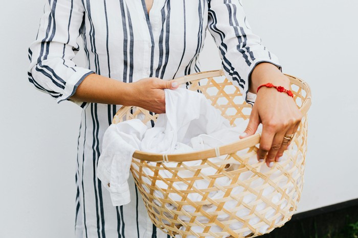 5 Cara Membersihkan Noda pada Baju dengan Benar