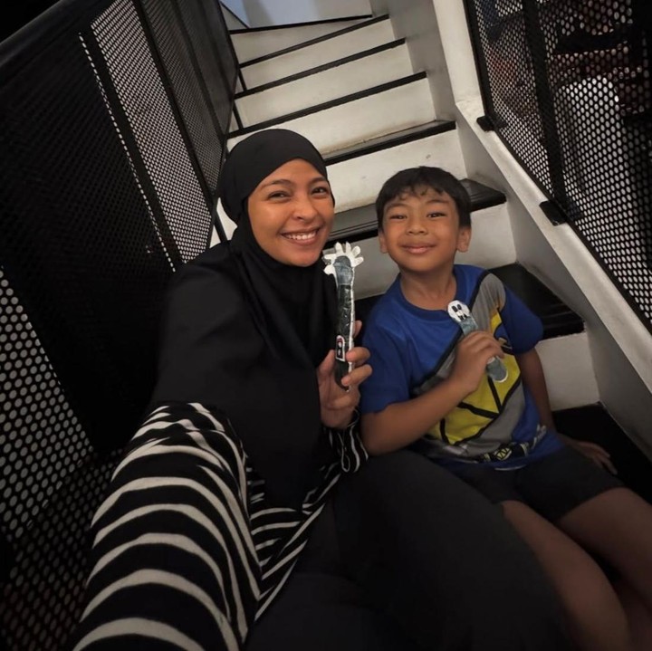 <p>Belum lama ini, Arka terlihat ikut bernyanyi dalam <em>single</em> terbaru sang Bunda. Pemilik nama asli Tantri Syalindri ini diketahui baru saja merilis lagunya yang berjudul <em>Ibu Pekerja</em>. (Foto: Instagram @tantrisyalindri)</p>