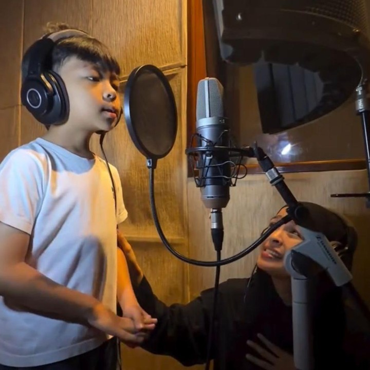 <p>Lagu <em>Ibu Pekerja</em> ini menjadi curahan hati Tantri sebagai Bunda sekaligus seorang pekerja. Tantri mengungkapkan sisi rapuhnya yang merasa bersalah dan belum maksimal mendampingi anak-anak. "Ini sisi rapuhku sebagai<em> Ibu Pekerja.</em> Kadang masih suka menyalahkan diri sendiri, merasa gagal membersamai anak-anak, apalagi saat harus meninggalkan mereka dalam keadaan sakit tapi tetap harus bekerja. Pikiran ke mana, fisik ada di mana," kata Tantri. (Foto: Instagram @tantrisyalindri)</p>