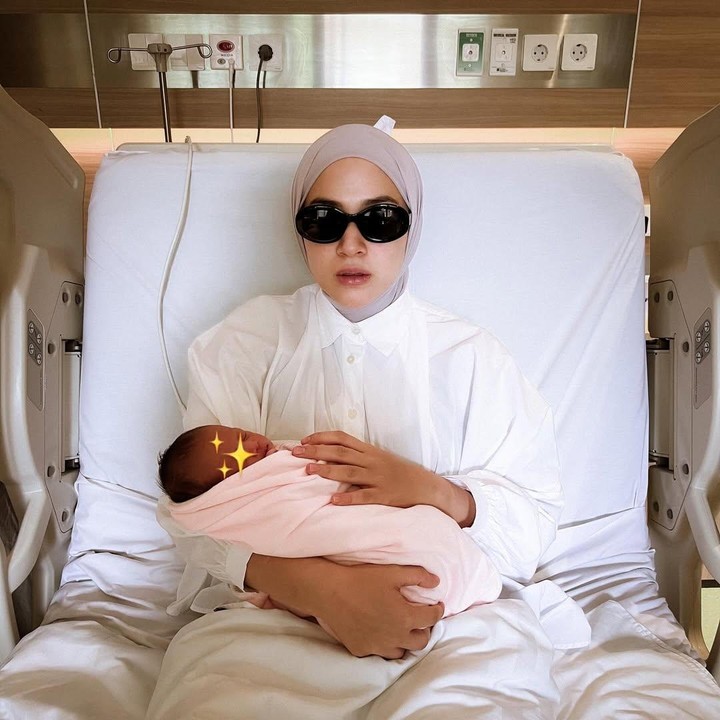 <p>Anak ke-4 Nina lahir pada bulan Februari lalu, Bunda. Persalinannya pun berlangsung cukup cepat. &ldquo;Sampe rumah sakit sekitar jam setengah 2 malem, taunya udah bukaan 4. Tapi gak lama dicek lagi udah bukaan 9,&rdquo; ungkapnya. (Foto: Instagram @ninazatulini22)</p>