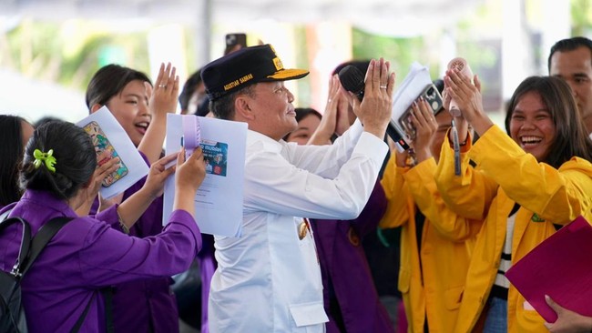 Gubernur Kalimantan Tengah Agustiar Sabran menyapa mahasiswa