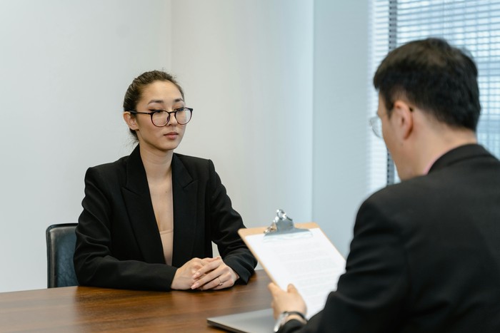 Saran dari pakar untuk menjawab pertanyaan tersebut adalah kita tetap harus bersikap profesional dan tidak membawanya secara personal atau pribadi.
