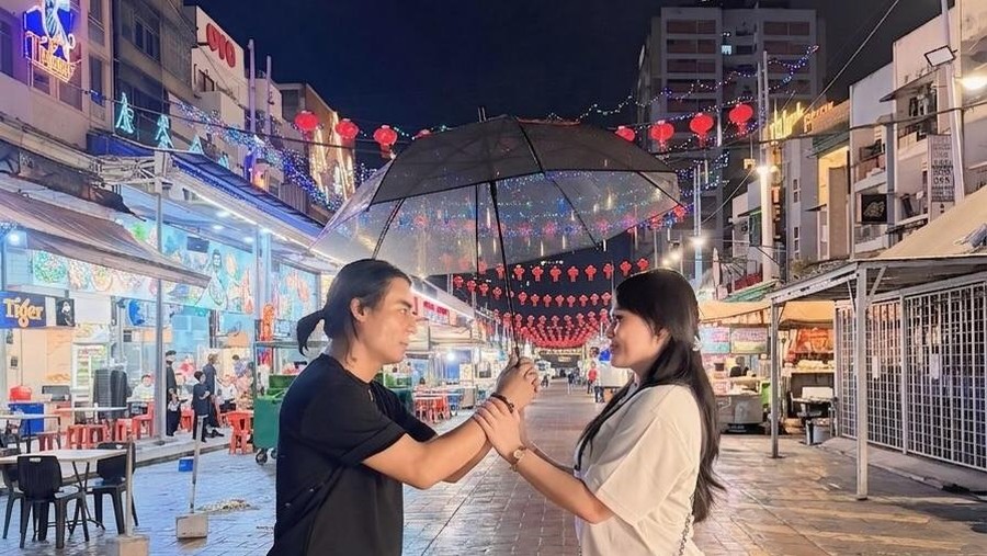 Charly Van Houten dan Regina Irawan