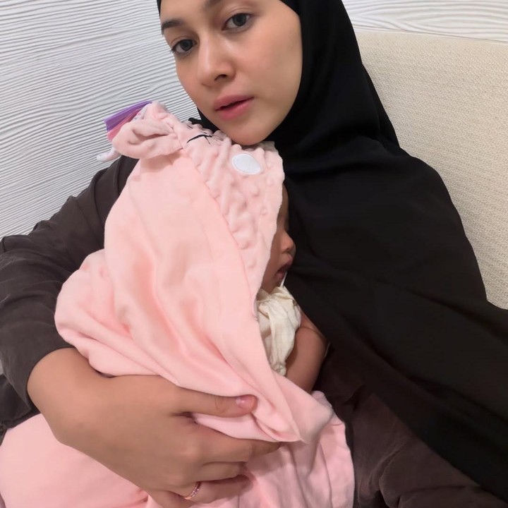 <p>Dalam potret ini, Nina terlihat sedang menggendong putri kecilnya di sebuah nursery room, Bunda. Ya, setiap kali bepergian, Nina selalu mencari nursery room karena harus memenuhi kebutuhan Si Kecil, yaitu menyusui. (Foto: Instagram @ninazatulini22)</p>