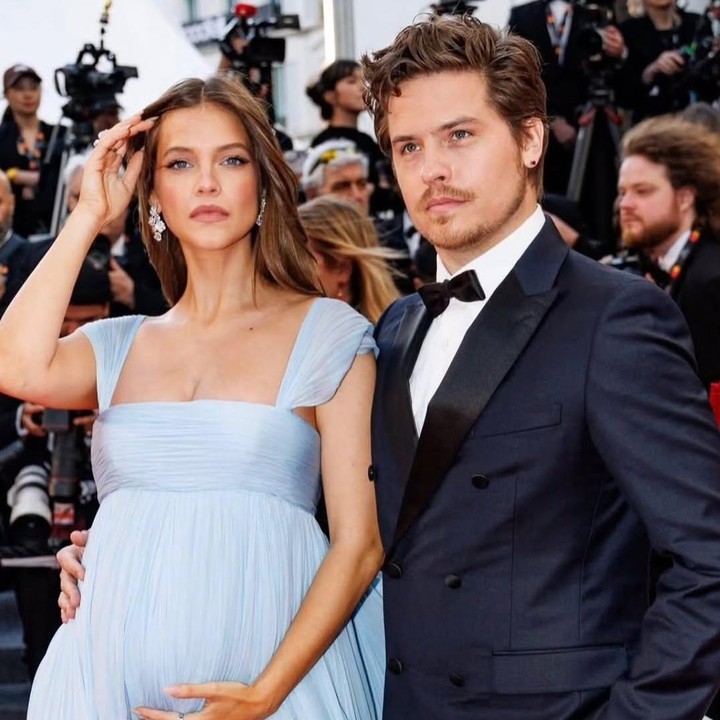 <p>Model Barbara Palvin sedang menjadi sorotan publik nih Bunda setelah mengumumkan kehamilan pertamanya bersama sang suami, aktor Dylan Sprouse. Keduanya membagikan kabar bahagia tersebut secara resmi saat menghadiri Festival Film Cannes 2026. Tak pelak, baby bump Barbara pun jadi sorotan.(Foto: Instagram @realbarbarapalvin)</p>