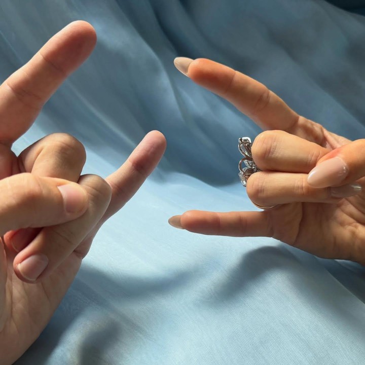 <p>Barbara dan Dylan juga mengunggah foto kedua tangan mereka dengan&nbsp;gestur yang mirip dengan simbol "I love you" dalam bahasa isyarat Amerika (ASL/American Sign Language). Karena keduanya sama-sama melakukannya, kesannya lebih seperti simbol kebersamaan atau affection. Namun ternyata gestur ini punya makna lain lho. Foto: Instagram @realbarbarapalvin</p>