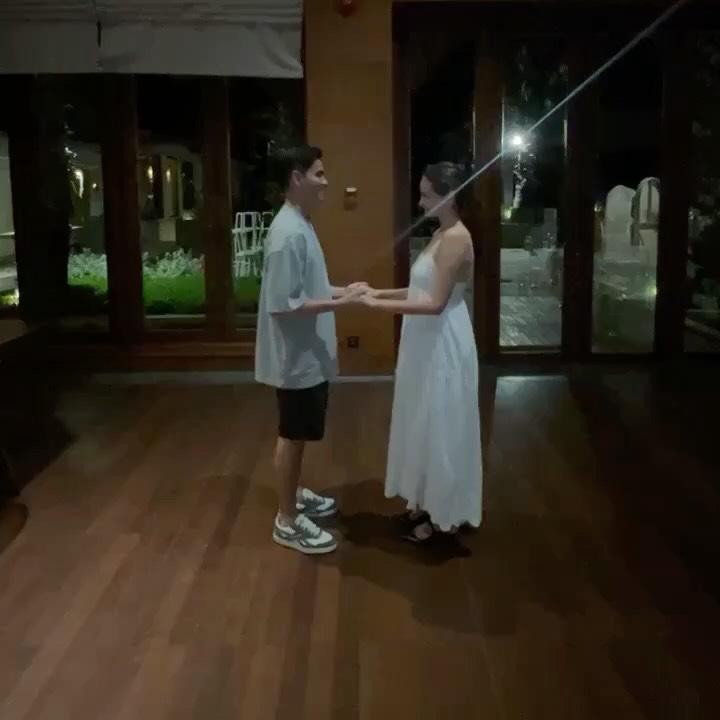 <p>Di salah satu foto, Enzy membagikan momen saat ia dan sang suami berlatih menari untuk persiapan acara pernikahan. Unggahan ini secara khusus dikomentari suami Enzy dengan kalimat candaan yang romantis. "<em>Happy anniversary my love</em>, maafin jempolnya keinjek mulu pas latihan dansa," ungkap Molen. (Foto: Instagram @enzystoria)</p>
