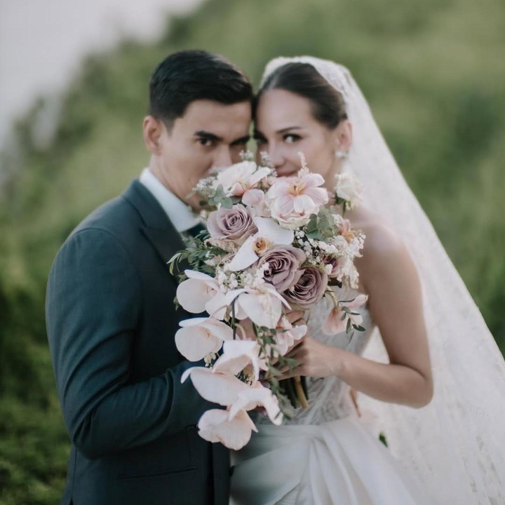 <p>Enzy juga sempat mengunggah video kilas balik pernikahannya di hari <em>wedding anniversarry</em> ke-3. Melalui video ini, Enzy mengungkap doa dan harapannya untuk pernikahan yang telah berjalan tiga tahun. "Semoga pernikahan ini senantiasa berada dalam lindungan Allah, diberi keberkahan di setiap langkahnya, dan semoga hingga ajal menjemput, kita tetap berjalan berdampingan bersama.<em> Love you</em> @molenkasetra," ungkap Enzy. (Foto: Instagram @enzystoria)</p>