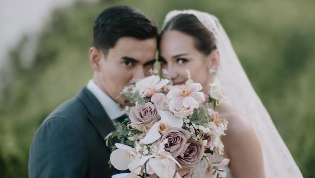 Rayakan Wedding Anniversarry Ke-3, Intip Potret Mesra Enzy Storia Dan Suami Diplomat