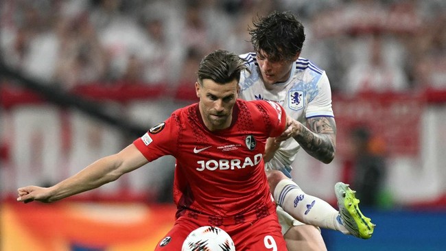 Victor Lindelof (putih) bantu Aston Villa juara Liga Europa setelah sempat gagal bersama Man United.