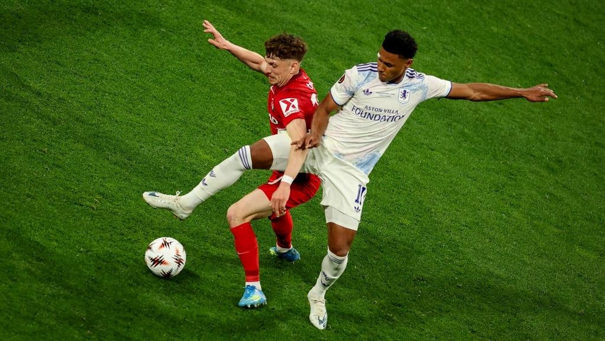 Freiburg menghadapi Aston Villa dalam laga final yang digelar di Istanbul, Kamis (21/5) dini hari WIB. (Photo by BERK OZKAN / AFP)