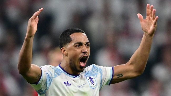 Setelah tanpa gol di 40 menit awal, Aston Villa sukses mencetak gol pertama di menit ke-41. Tembakan voli Youri Tielemans menyambut umpan Morgan Rogers membuka keunggulan Aston Villa. (Photo by YASIN AKGUL / AFP)