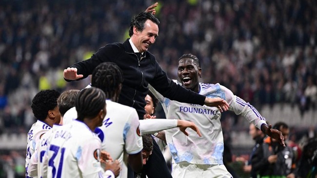Kemenangan ini juga berarti rekor Unai Emery terus bertambah di Liga Europa. Kini ia jadi satu-satunya pelatih yang memenangkan gelar juara Liga Europa dengan tiga klub berbeda. (Photo by YASIN AKGUL / AFP)