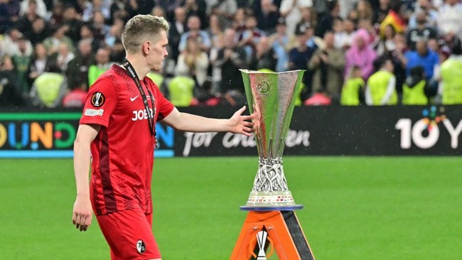 Matthias Ginter memegang trofi Liga Europa saat menerima kalungan medali runner up. Freiburg harus menunda ambisi mereka untuk memenangkan gelar bergengsi dalam sejarah klub. (Photo by Stefano RELLANDINI / AFP)