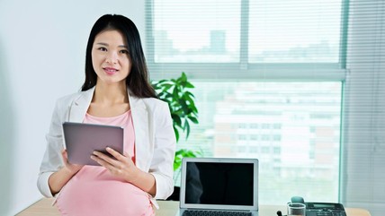 5 Rekomendasi Baju Hamil Kantor untuk Tampil Elegan & Nyaman