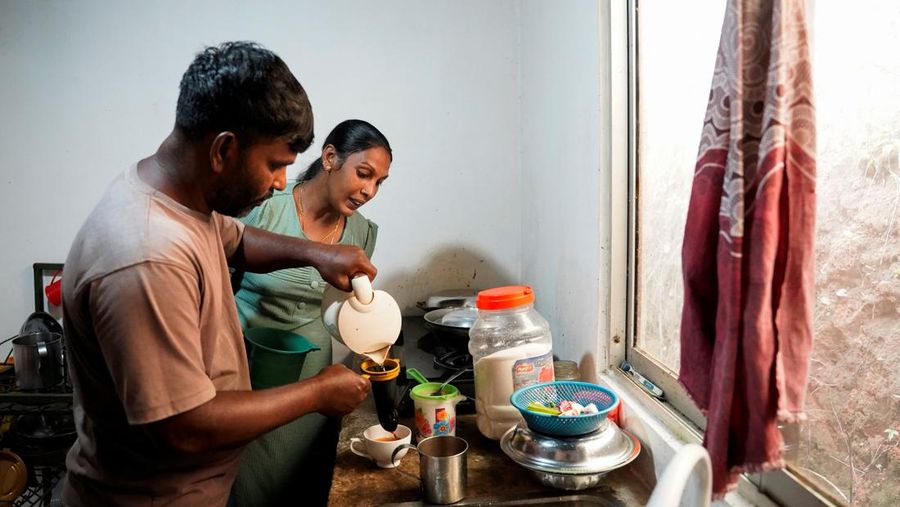 Jacintha Malar, 38, dan suaminya, Rengasami Sathiyaseelan, 45, pekerja di Perkebunan Teh Dunkeld nan berjuang di tengah inflasi nan terus bersambung akibat krisis Timur Tengah, membikin teh di dapur rumah mereka di Hatton, Sri Lanka, 30 April 2026.