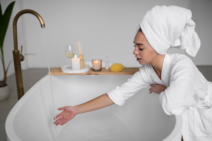 Jangan Mandi Air Panas Terlalu Lama/Foto: Magnific