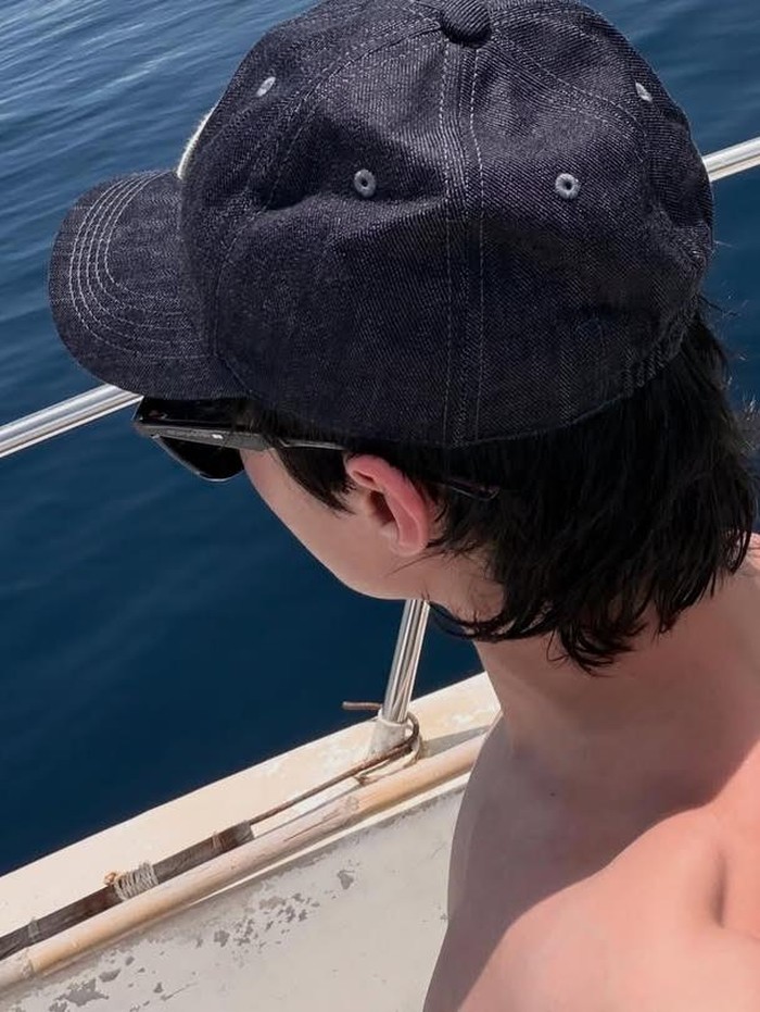 Jika kebanyakan artis Korea memilih berlibur di Bali, bintang drama All of Us Are Dead ini diam-diam mengejutkan penggemar Tanah Tair dengan kunjungannya ke Manado dan Tomohon./ Foto: instagram.com/yooncy1