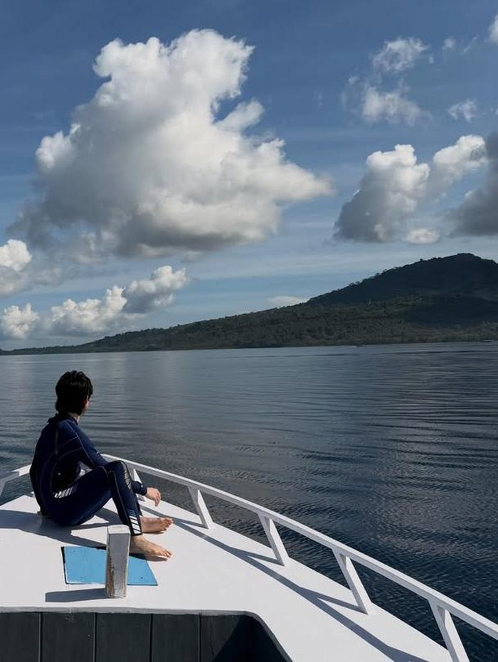 Jika kebanyakan artis Korea memilih berlibur di Bali, bintang drama All of Us Are Dead ini diam-diam mengejutkan penggemar Tanah Tair dengan kunjungannya ke Manado dan Tomohon./ Foto: instagram.com/yooncy1