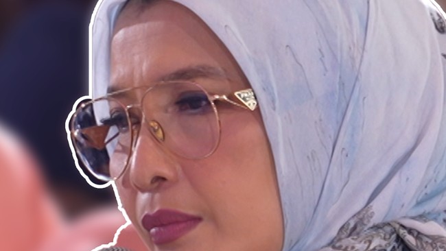 Video: Lewat Tutur Kata Alm Uje, Arzeti Bilbina Manta Berhijab