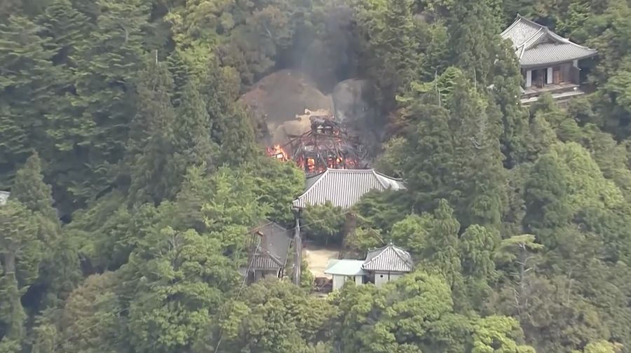 Kebakaran luar biasa menghancurkan Aula Reikado di Kuil Daishoin, prefektur Hiroshima, Jepang barat, pada Rabu (20/5/2026). (Tangkapan Layar Video Reuters/NIPPON TV/JAPAN)