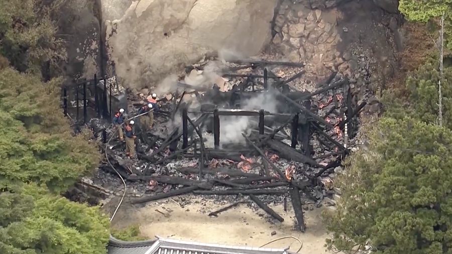 Kebakaran luar biasa menghancurkan Aula Reikado di Kuil Daishoin, prefektur Hiroshima, Jepang barat, pada Rabu (20/5/2026).