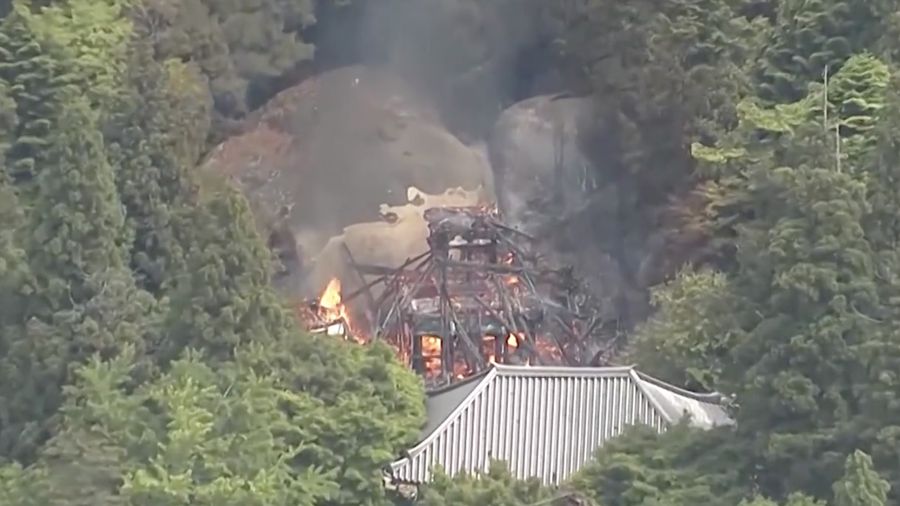 Kebakaran luar biasa menghancurkan Aula Reikado di Kuil Daishoin, prefektur Hiroshima, Jepang barat, pada Rabu (20/5/2026).