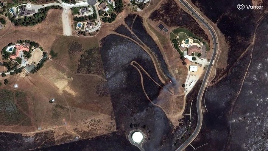 Kebakaran hutan berskala besar telah menghanguskan nyaris sepertiga wilayah Pulau Santa Rosa di Taman Nasional Channel Islands, California, Kamis (21/5/2026). (via REUTERS/VANTOR)