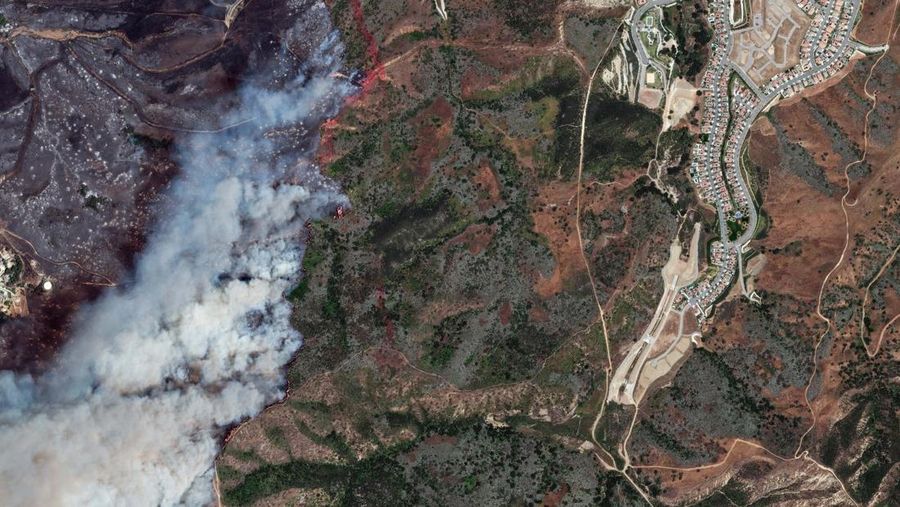Kebakaran hutan berskala besar telah menghanguskan nyaris sepertiga wilayah Pulau Santa Rosa di Taman Nasional Channel Islands, California, Kamis (21/5/2026). (via REUTERS/VANTOR)