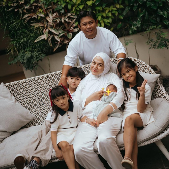 <p>Kehadiran anak keempat ini semakin melengkapi keluarga Nina dan Chandra, Bunda. Hidup ketiga anak mereka, yakni Kenzie, Khanza, dan Kaluna, juga semakin ceria berkat kehadiran adik perempuan mereka yang sangat gemas. (Foto: Instagram @ninazatulini22)</p>