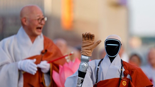 Sejumlah robot humanoid yang telah menjadi biksu Buddha memimpin parade tahunan Festival Lentera Teratai di Korea Selatan.