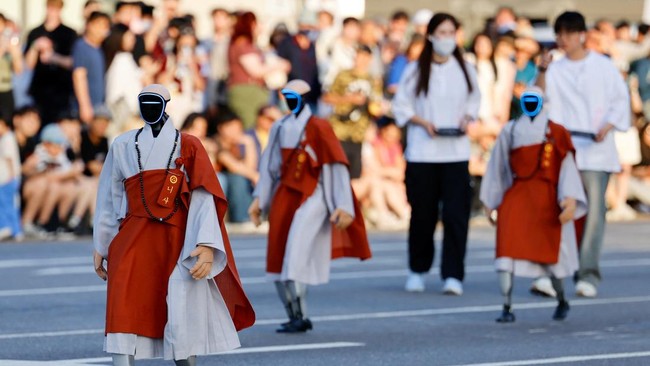 Sejumlah robot humanoid yang telah menjadi biksu Buddha memimpin parade tahunan Festival Lentera Teratai di Korea Selatan.
