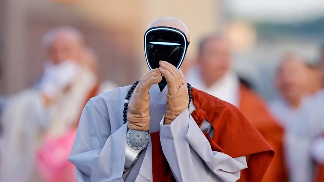 Sejumlah robot humanoid yang telah menjadi biksu Buddha memimpin parade tahunan Festival Lentera Teratai di Korea Selatan.