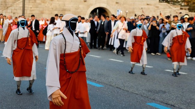 Sejumlah robot humanoid yang telah menjadi biksu Buddha memimpin parade tahunan Festival Lentera Teratai di Korea Selatan.