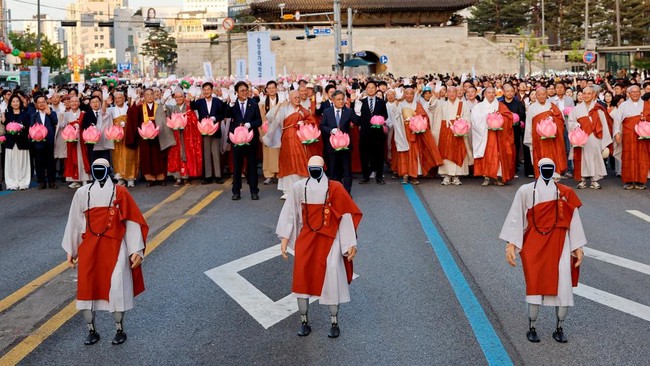 Sejumlah robot humanoid yang telah menjadi biksu Buddha memimpin parade tahunan Festival Lentera Teratai di Korea Selatan.