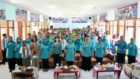 Ketua Umum Tim Penggerak Pemberdayaan dan Kesejahteraan Keluarga (TP PKK) Tri Tito Karnavian membuka acara Sosialisasi Perlindungan terhadap Perempuan dan Anak dari Tindak Kekerasan Fisik dan Verbal di SMK Negeri 1 Kalabahi, Kabupaten Alor, NTT, Rabu