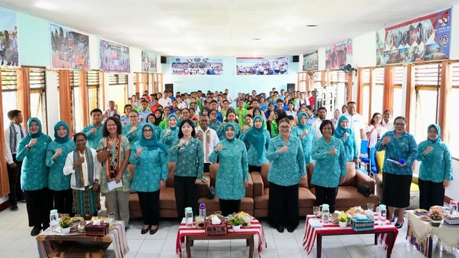 Ketua Umum Tim Penggerak Pemberdayaan dan Kesejahteraan Keluarga (TP PKK) Tri Tito Karnavian membuka acara Sosialisasi Perlindungan terhadap Perempuan dan Anak dari Tindak Kekerasan Fisik dan Verbal di SMK Negeri 1 Kalabahi, Kabupaten Alor, NTT, Rabu