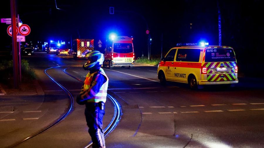 Konvoi ambulans nan membawa pasien nan tertular virus ebola di Republik Demokratik Kongo, tiba di Rumah Sakit Universitas Charite di Berlin, Jerman, Rabu (20/5/2026). (REUTERS/Axel Schmidt)