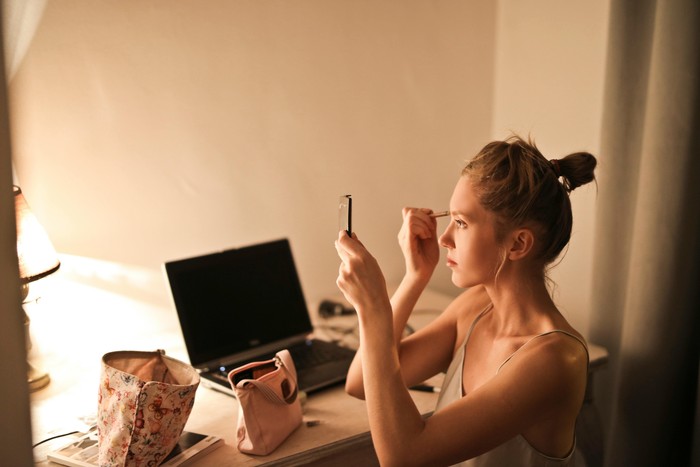 Salah satu kesalahan terbesar adalah tidak membersihkan wajah sebelum tidur. Kulit sedang mengalami fase perbaikan dan pembangunan kembali selama malam hari, dan kotoran seperti debu, asap, dan produk makeup atau perawatan kulit dapat menyumbat pori-pori sehingga memperburuk jerawat.