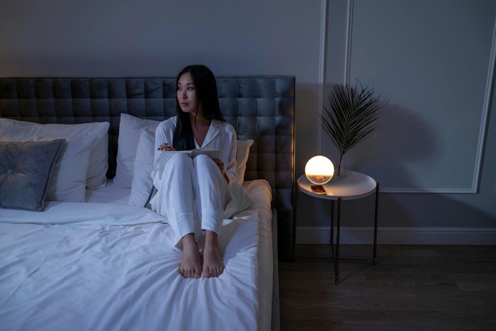 Suhu kamar yang terlalu panas atau kering tidak baik untuk kulit dan juga kualitas tidur. Menurut studi, tubuh manusia bisa beristirahat jauh lebih baik pada suhu yang cenderung sejuk atau dingin.