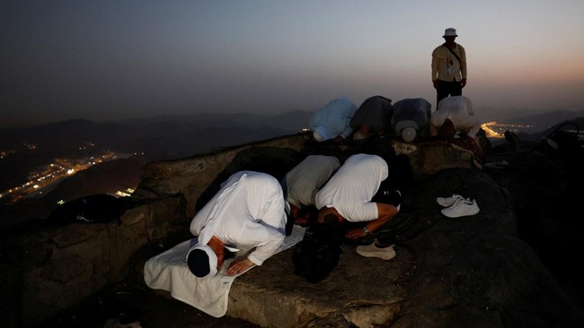 Muslim pilgrims pray at Mount Al-Noor, where Muslims believe Prophet Mohammad received the first words of the Koran through Gabriel in the Hira cave, ahead of the annual hajj pilgrimage, in the holy city of Mecca, Saudi Arabia, May 21, 2026. REUTERS/